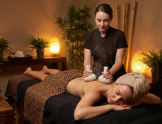 Массаж травяными мешочками